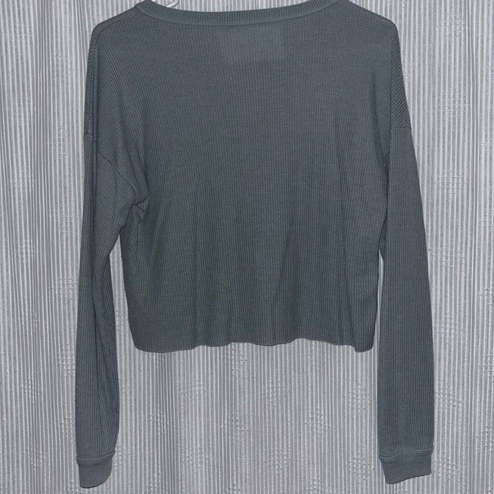American Eagle Shirt Womens Medium Green Waffle Knit Cropped Henley Streetwear - Picture 2 of 2